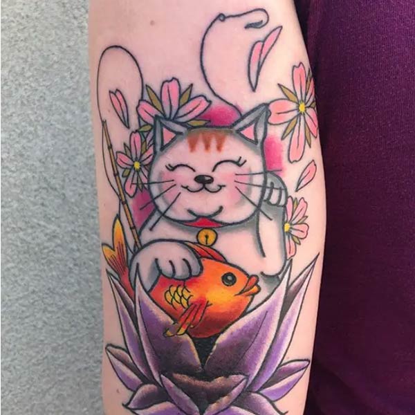 Hình xăm mèo thần tài cá chép ngồi trên hoa sen