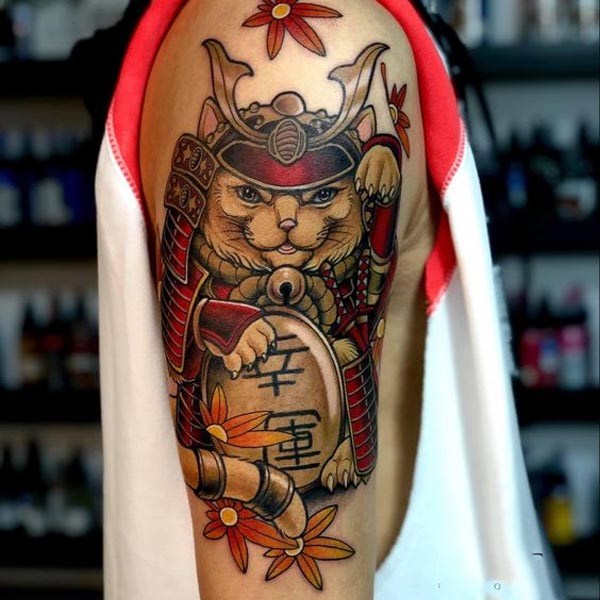 Hình xăm mèo thần tài Samurai giáp đỏ