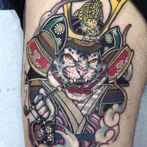 Hình xăm mèo thần tài Samurai hút tẩu