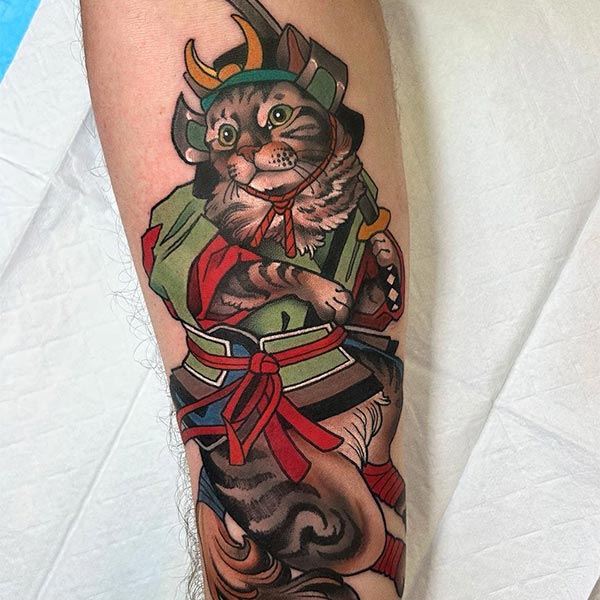 Hình xăm mèo thần tài Samurai vẫy tay