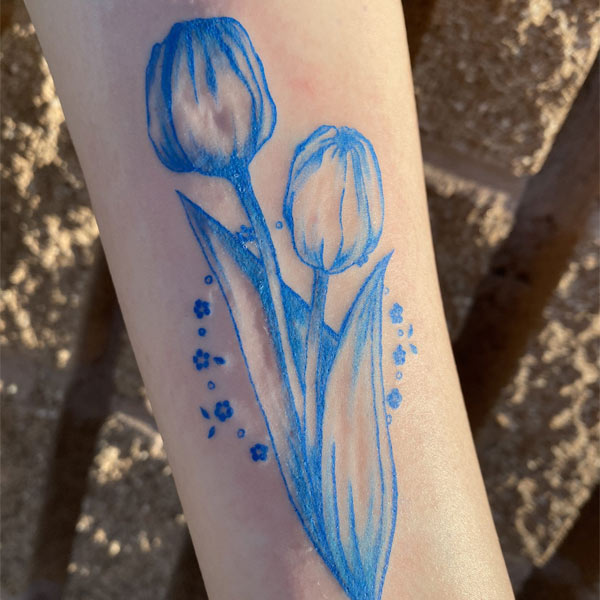 Hình xăm mực xanh hoa Tulip