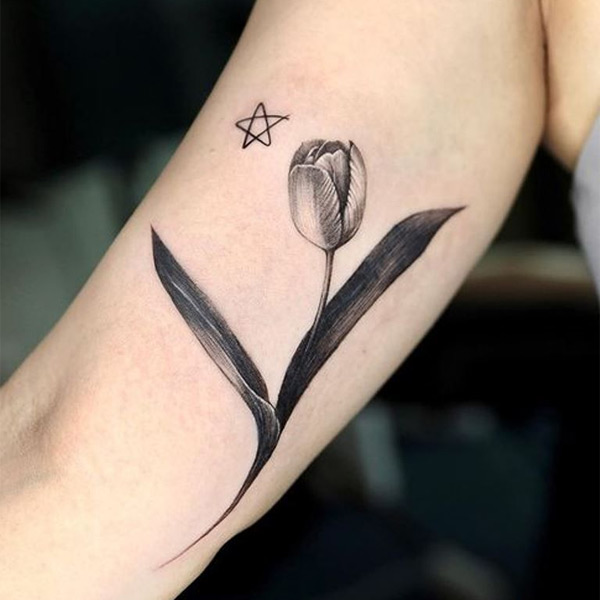 Hình xăm ngôi sao và hoa Tulip