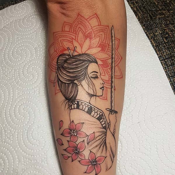 Hình xăm nữ Geisha cầm kiếm