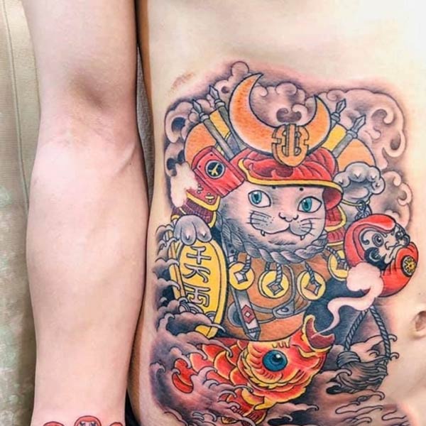 Hình xăm ở bụng mèo thần tài Samurai 