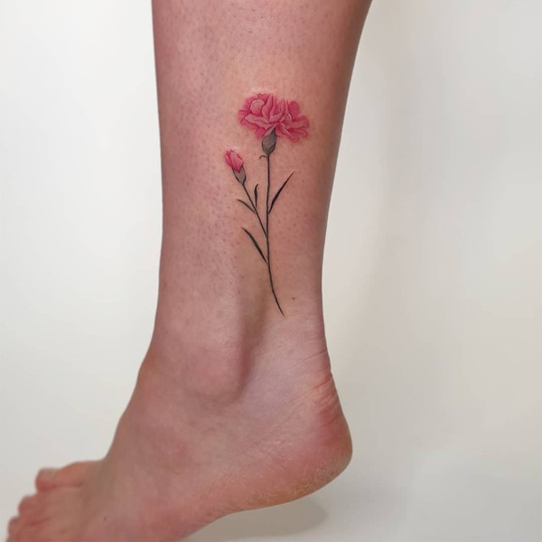 Hình xăm ở chân hoa cẩm chướng