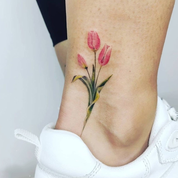 Hình xăm ở cổ chân hoa Tulip