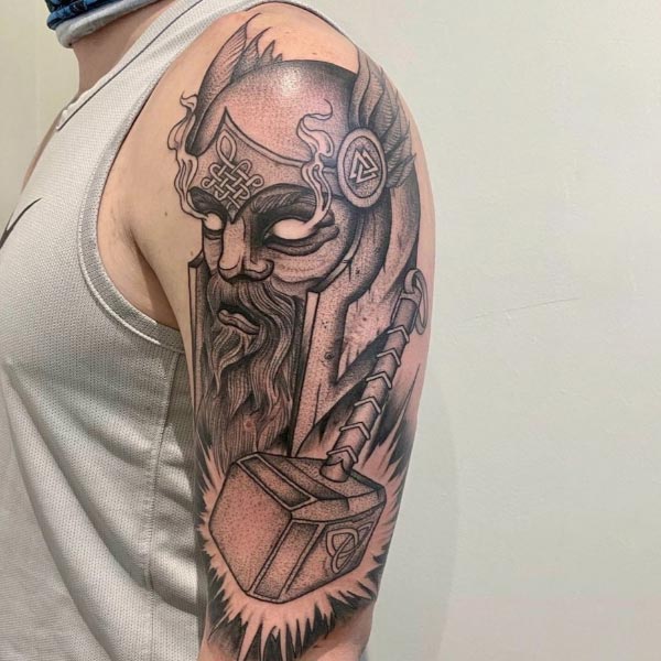 Hình xăm thần sấm Thor ở bắp tay