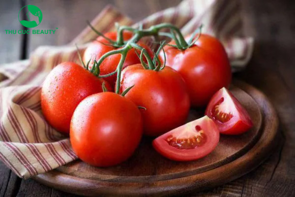 trị thâm môi bằng cà chua