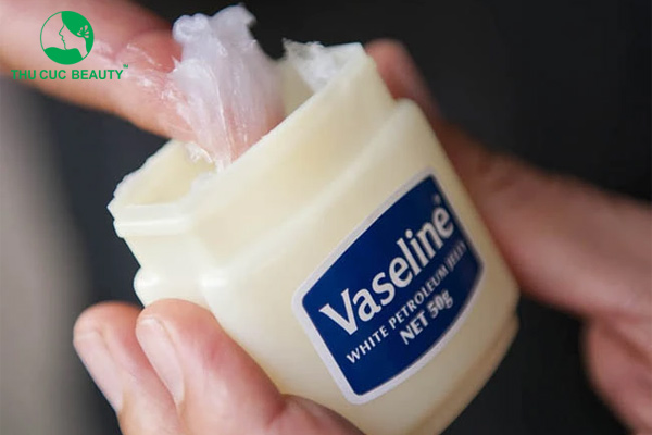 Bôi một lượng nhỏ vaseline