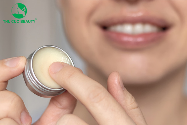 Có nên bôi vaseline sau khi xăm môi?